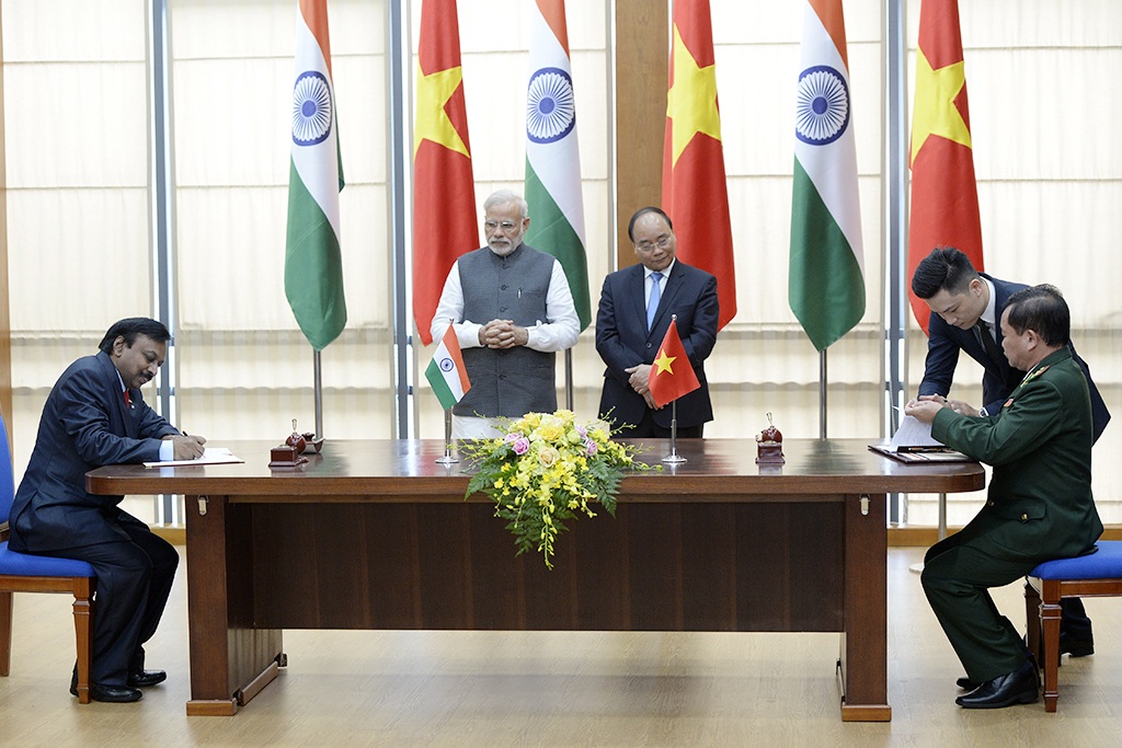 Sau buổi hội đàm, hai Thủ tướng đã chứng kiến ký kết nhiều hiệp định và biên bản ghi nhớ quan trọng giữa hai quốc gia. Trong đó có hợp đồng về việc Ấn Độ sẽ đóng 4 tàu tuần tra cao tốc cho Bộ đội Biên phòng Việt Nam và hiệp định về việc Ấn Độ sẽ cung cấp một khoản tín dụng quốc phòng trị giá 500 triệu USD cho Việt Nam.
