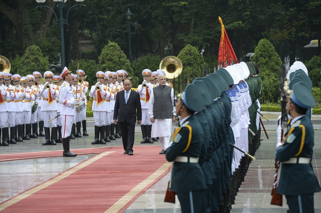 Hai Thủ tướng duyệt đội danh dự
