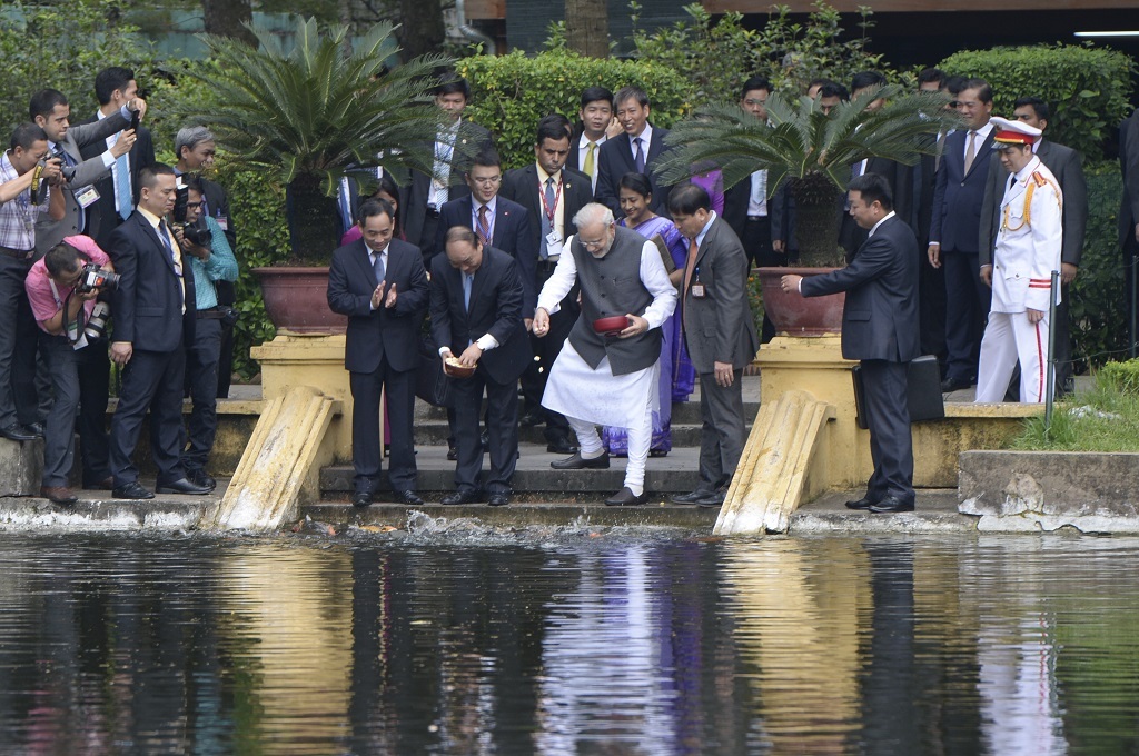 
Thủ tướng Modi thăm Nhà sàn Bác Hồ và cho cá ăn
