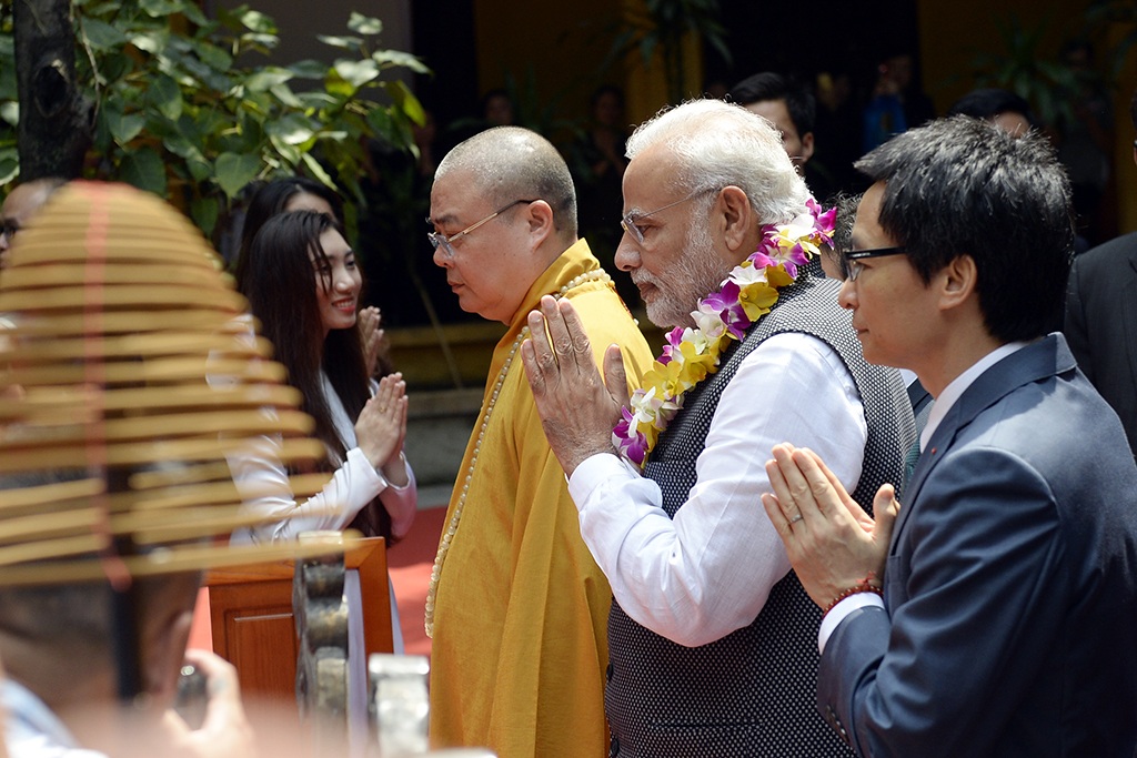 Thủ tướng Modi cùng Phó Thủ tướng Vũ Đức Đam dâng hương trước bàn thờ Phật
