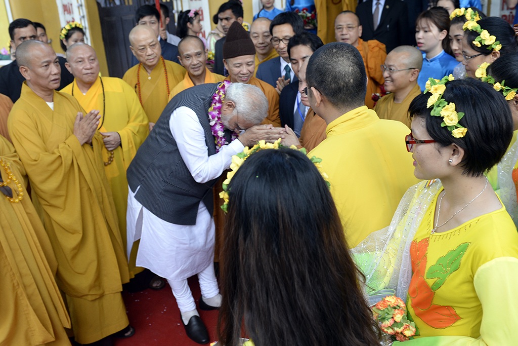 Khi về Thủ tướng Modi nắm tay và cúi gập người chào nhà sư trụ trì theo nghi thức Phật giáo