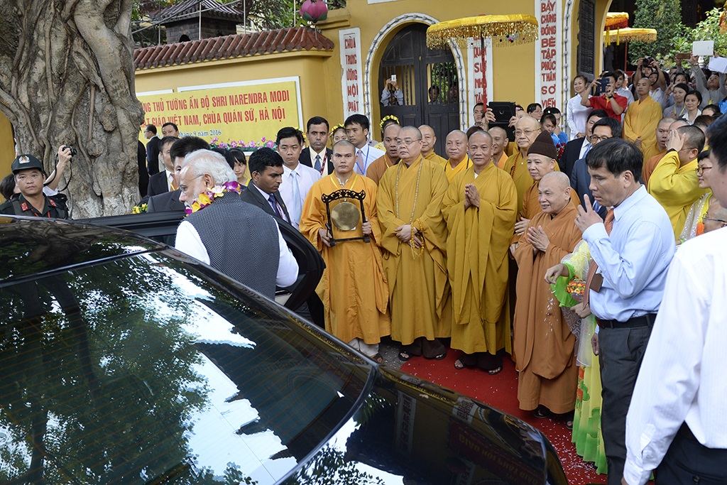 Rất đông Phật tử đứng kín hai bên đường chỗ cổng chùa tiễnThủ tướng Modi