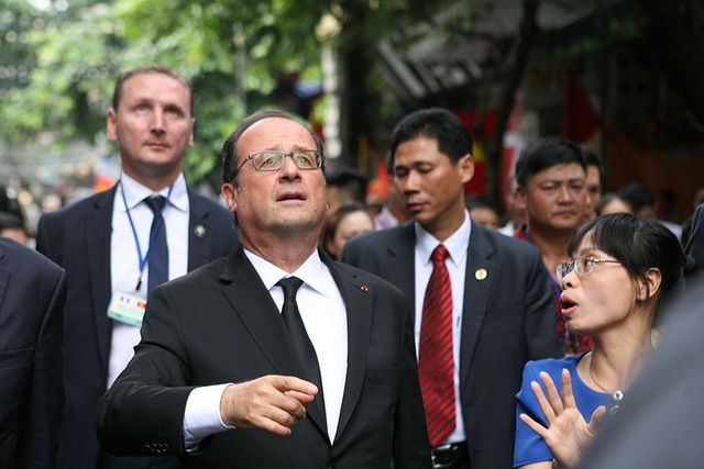 18 giờ bận rộn của Tổng thống Pháp Hollande tại Hà Nội - 8
Dù rất bận rộn nhưng ông vẫn thu xếp thời gian hơn một giờ đồng hồ để thăm phố cổ Hà Nội, thưởng thức cà phê nơi đây. Đi đến đâu, ông cũng tươi cười thân thiện vẫy chào người dân. Ông đi bộ dọc tuyến phố Mã Mây đến Hàng Bạc và luôn ngạc nhiên thích thú với những nét riêng của phố cổ. (Ảnh: Hữu Nghị)