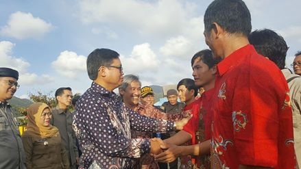 Indonesia trao trả 228 ngư dân Việt Nam về nước - 1 Đại sứ Việt Nam tại Indonesia Hoàng Anh Tuấn gặp gỡ và trò chuyện với các ngư dân trước khi được trao trả về nước (Ảnh: ĐSQ)