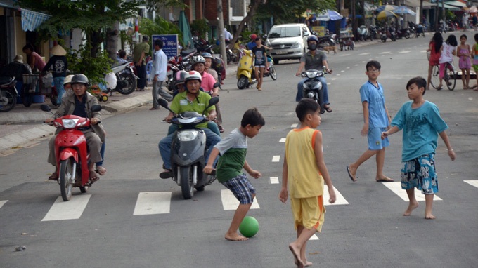 Phương pháp nào giúp trẻ tự học hè tốt nhất? - 1 Nghỉ hè, thiếu nơi vui chơi, tiềm ẩn khá nhiều nguy cơ mất an toàn đối với trẻ.