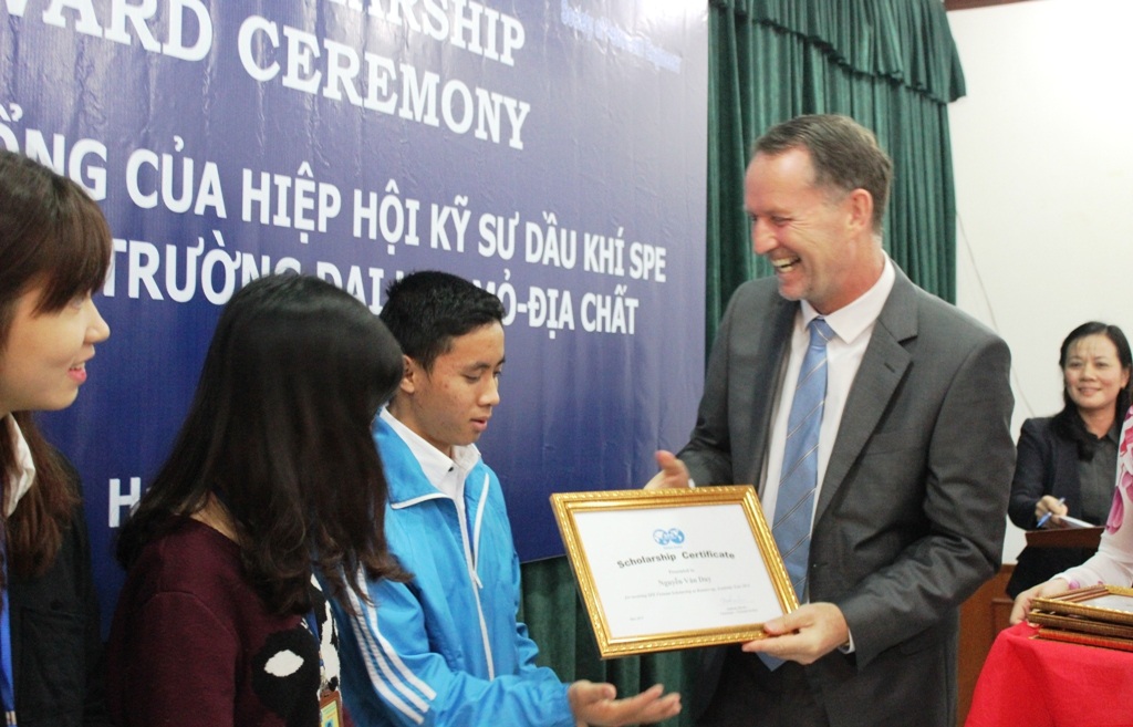 Ngành mỏ: Cơ hội làm việc ở nước ngoài với thu nhập "khủng" - 1 Chủ tịch SPE Việt Nam, ông Tony Roche trao học bổng cho các sinh viên trường ĐH Mỏ - Địa chất