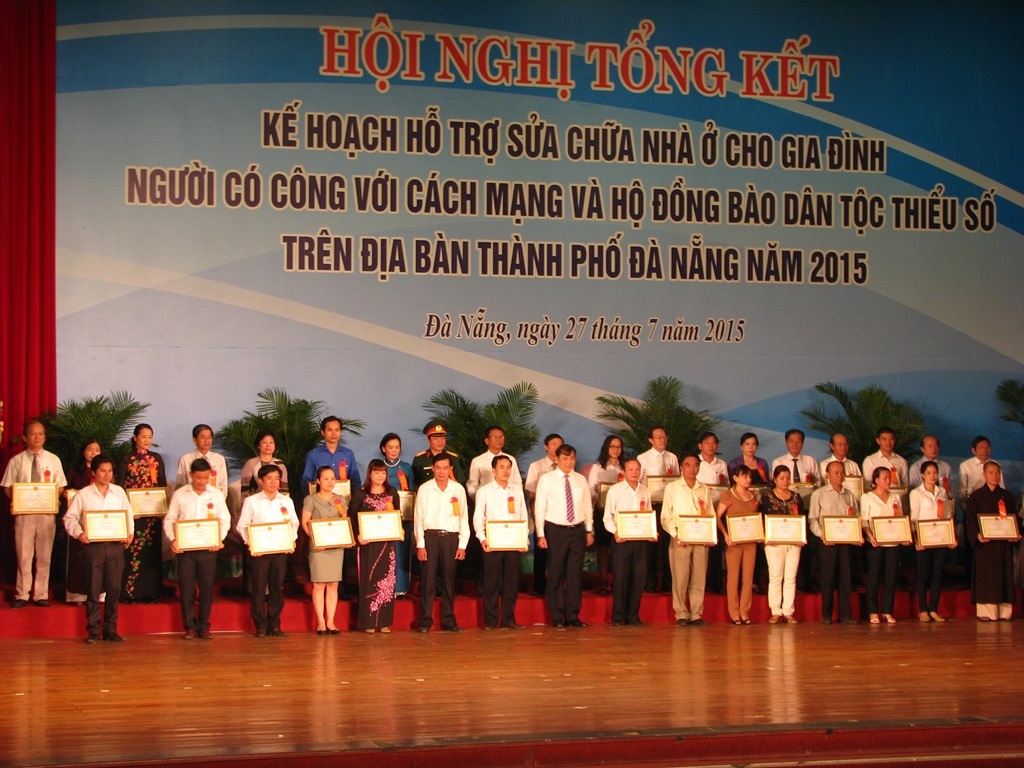 tang-bang-khen-cua-chu-tich-ubnd-tp-da-nang-cho-cac-tap-the-f1086
