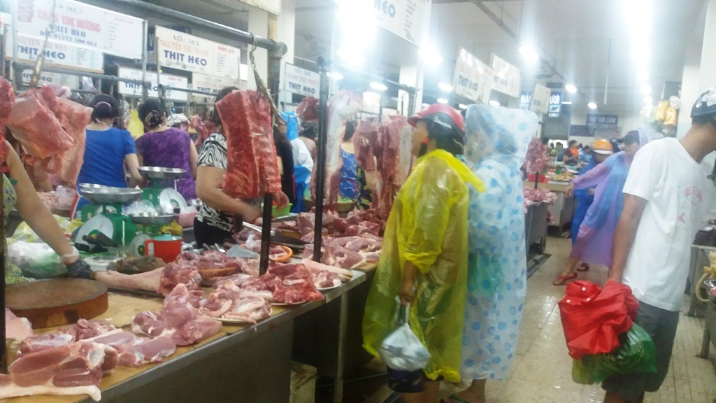 Bão số 3 "rình rập" đảo Lý Sơn, Đà Nẵng - Quảng Ngãi hối hả phòng chống - 3 Người dân đi chợ mua thực phẩm để ăn trong những ngày mưa bão