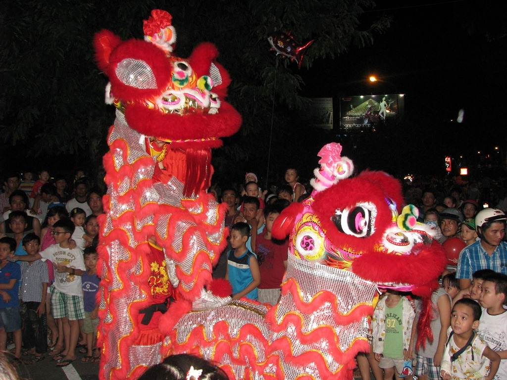 
... đến đội lân lớn đều thu hút người xem.
