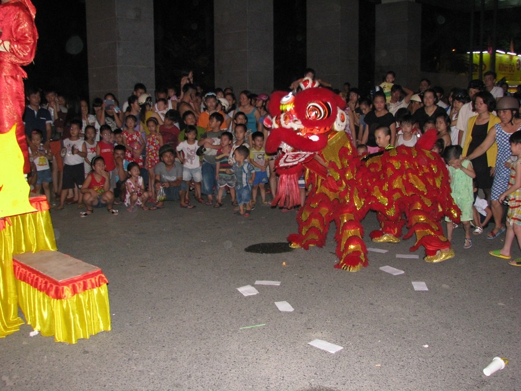 Đường phố "quá tải" vì dòng người xem múa lân - 6