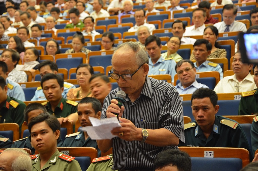Một cử tri nêu ý kiến tại buổi tiếp xúc sáng 1/10