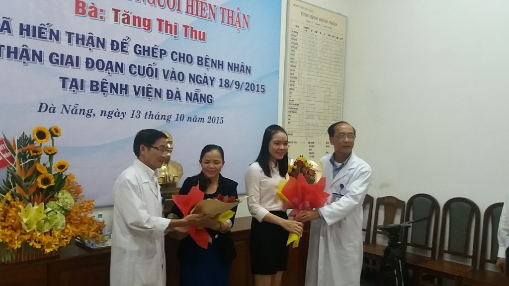 Mẹ hiến thận cứu con gái suy thận giai đoạn cuối - 1 Lãnh đạo Bệnh viện Đà Nẵng chúc mừng hai mẹ con bà Thu
