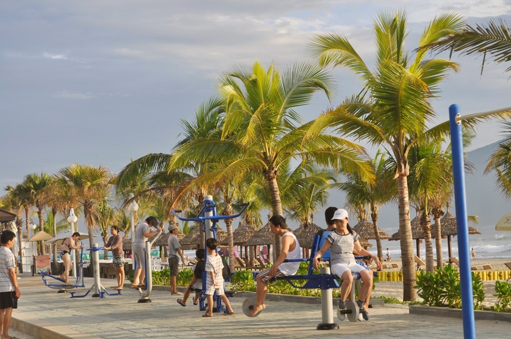 Người dân hào hứng với các máy thể dục bên bờ biển T20