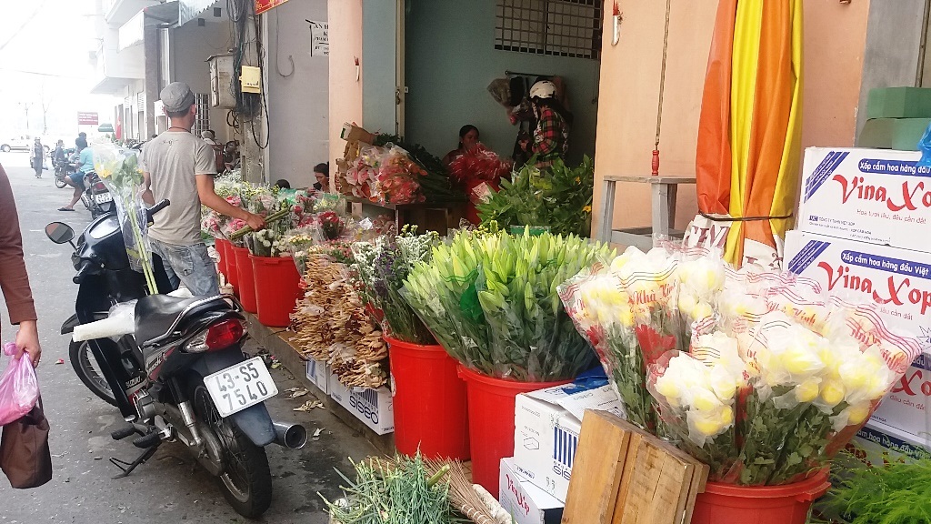 Chợ hoa bán sĩ trên đường Phạm Phú Thứ vắng người mua