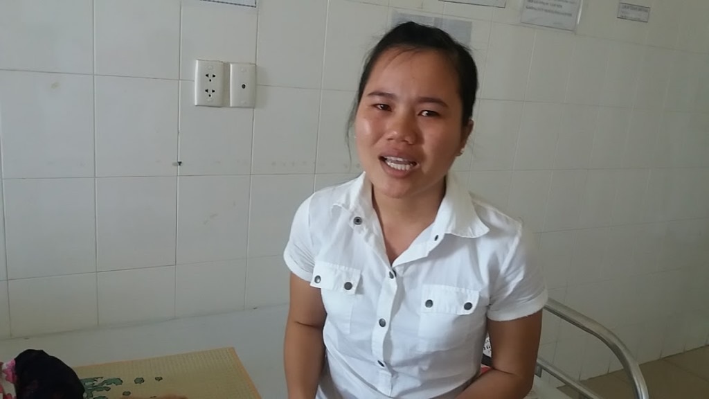 Mẹ kiệt quệ vì chạy chữa bệnh ung thư cho con gái 3 tuổi - 3
Chị Tuyền không kiềm chế được lòng mình khi nói đến đứa con gái còn quá nhỏ mà đã sớm mắc bệnh hiểm nghèo
