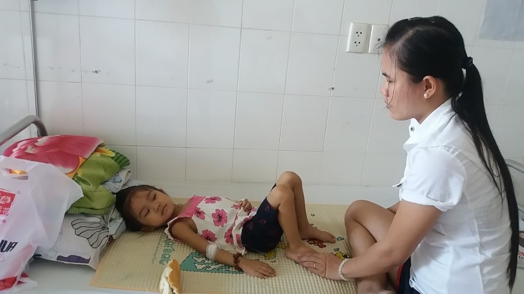 Mẹ kiệt quệ vì chạy chữa bệnh ung thư cho con gái 3 tuổi - 1
Cháu Diệu Huyền mới 3 tuổi mà đã mang bệnh ung thư 2 năm nay rồi