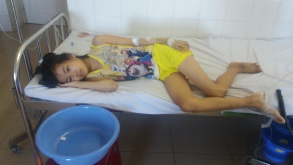 Số phận éo le của cô bé câm điếc mồ côi cha mẹ bị bệnh ung thư máu - 2
Bé hay nôn nên thường xuyên phải để chiếc thau bên cạnh