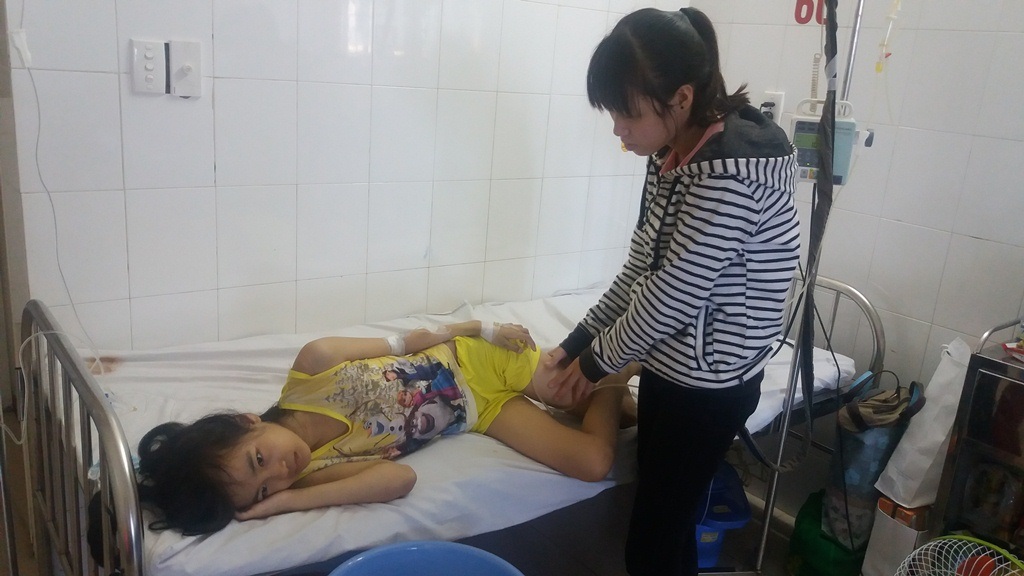 Số phận éo le của cô bé câm điếc mồ côi cha mẹ bị bệnh ung thư máu - 5
Chăm bé ở viện là Phương và một người cô ruột