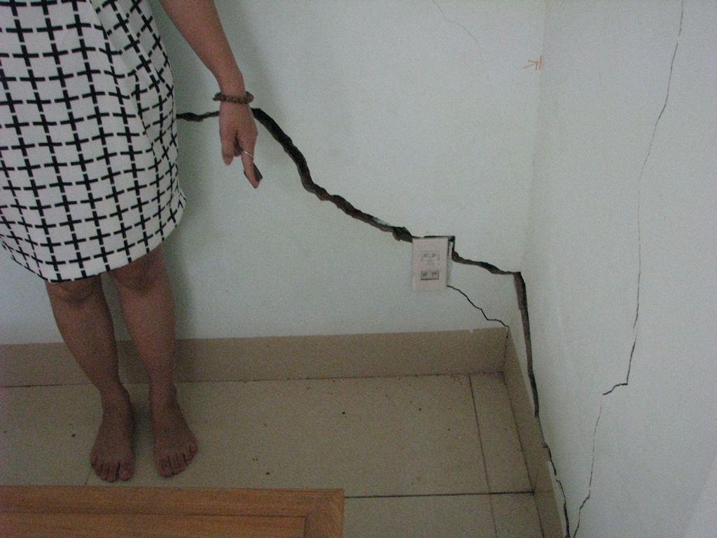 
Móng sụt lún, tường nứt toác thành khe rộng.
