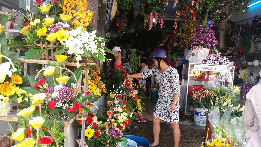 Đà Nẵng: Hoa tươi đắt khách dịp lễ 20/11 - 4 Khách hàng đang mua hoa tại shop hoa trên đường Điện Biên Phủ