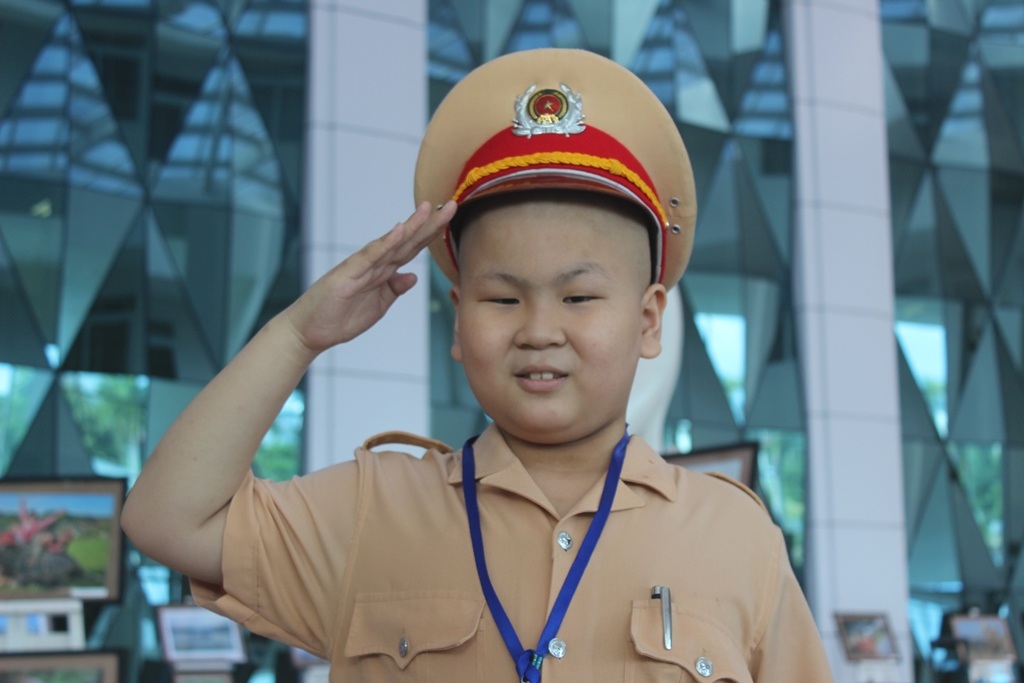 
Cậu bé Dũng háo hức khi được làm chú cảnh sát giao thông
