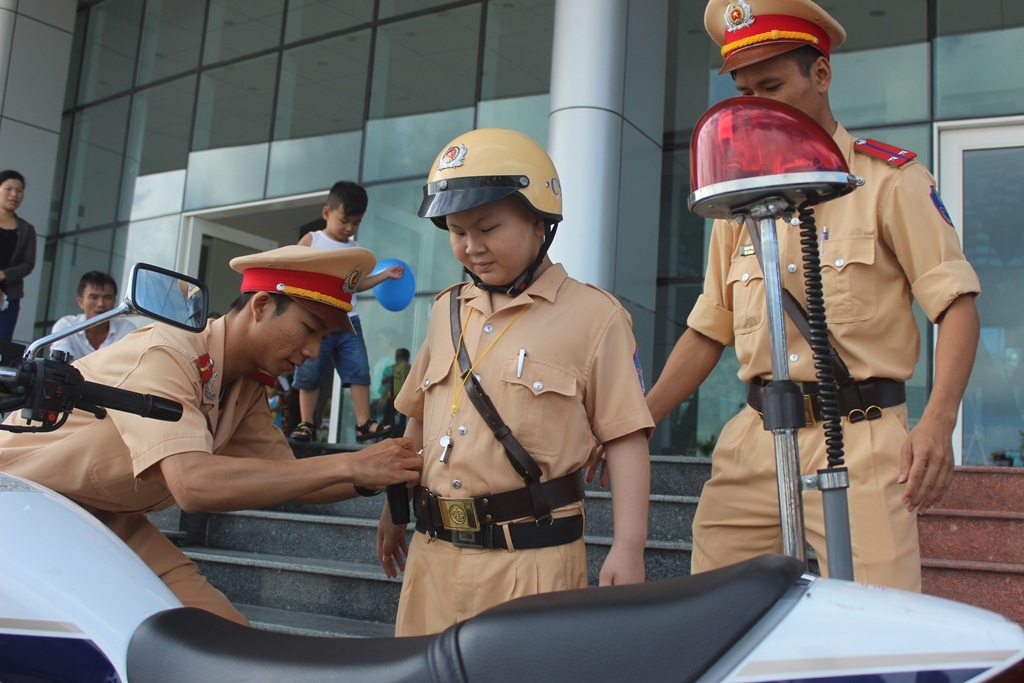 
Các chú cảnh sát giao thông giúp Dũng mặc cảnh phục
