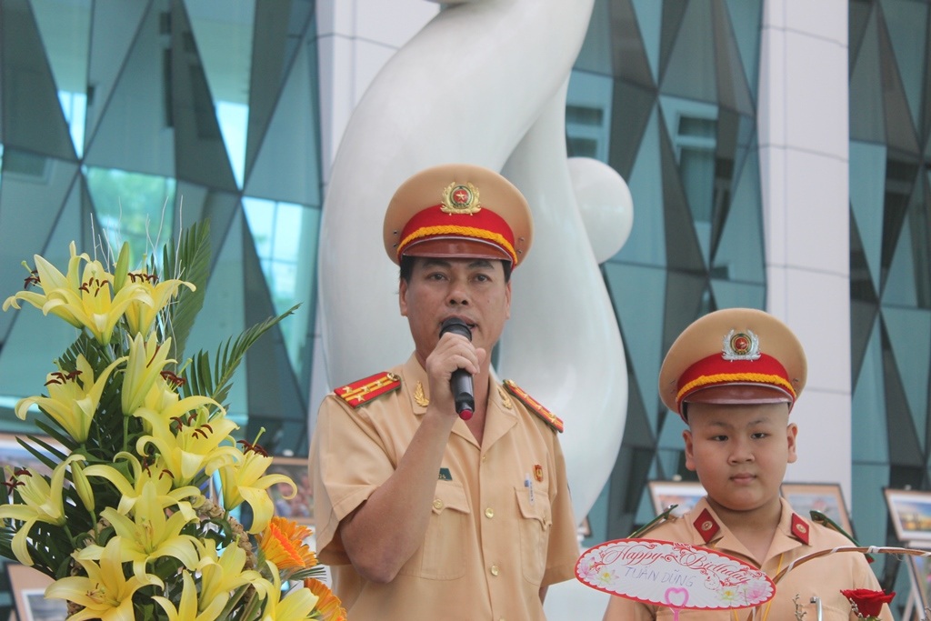 
Dũng được thực hiện ước mơ làm cảnh sát giao thông trong ngày sinh nhật của mình
