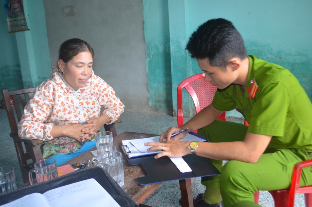 Lực lượng chức năng lập biên bản vi phạm và yêu cầu chủ cơ sở tạm ngừng hoạt động 