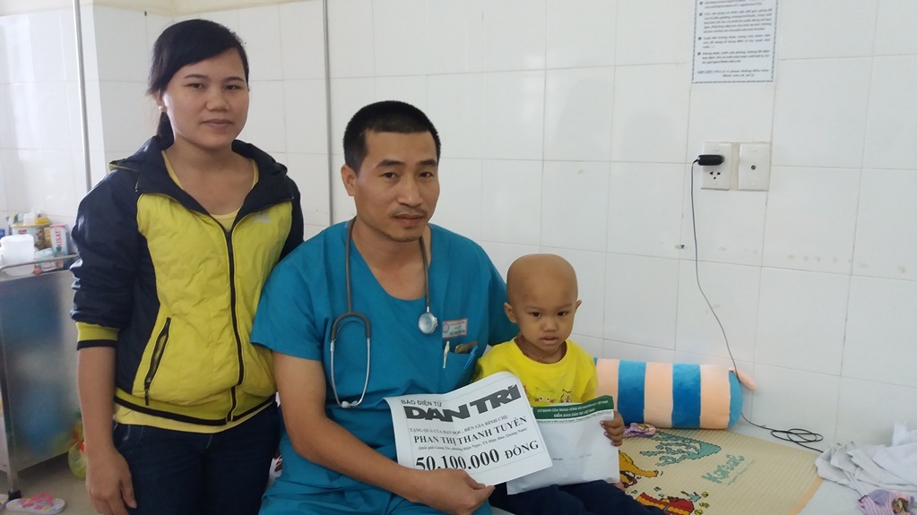 Hơn 50 triệu đồng đến với cháu bé 3 tuổi bị u nguyên bào thần kinh - 1 Bác sĩ Trương Thành Tâm (khoa Nhi, Bệnh viện Phụ sản - Nhi Đà Nẵng) trao tiền của bạn đọc Dân trí tới hai mẹ con chị Tuyền
