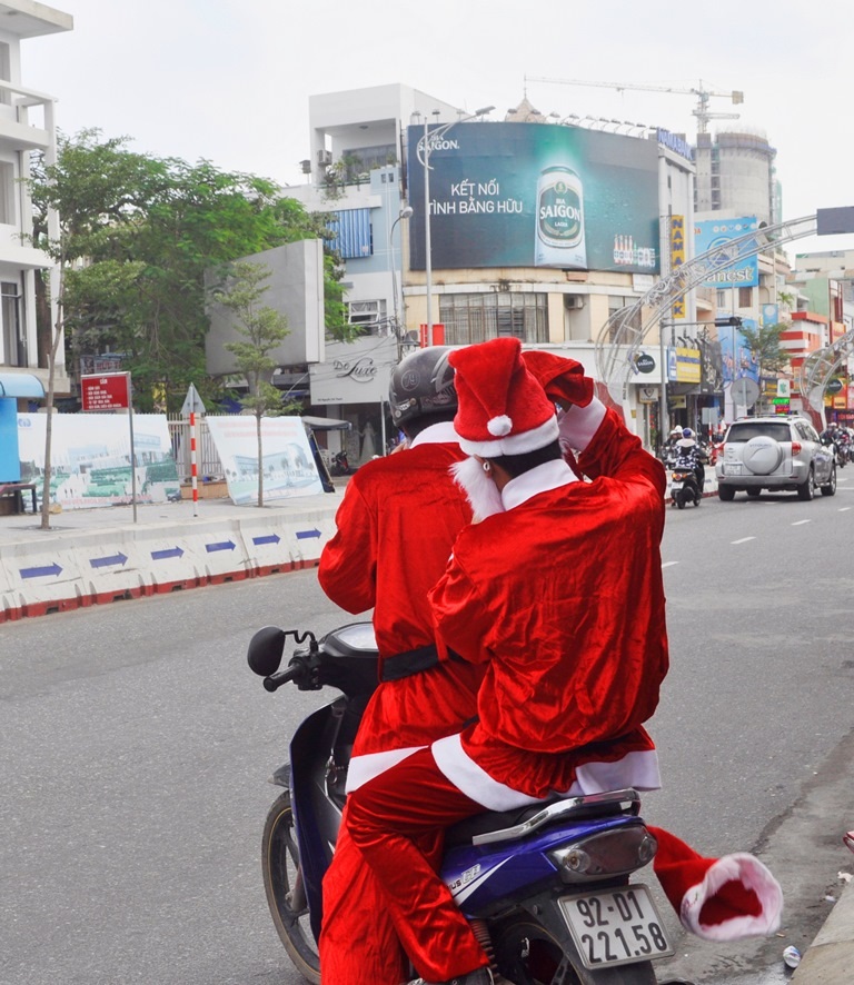 Các ông già Noel đã sẵn sàng đi tặng quà cho các em nhỏ