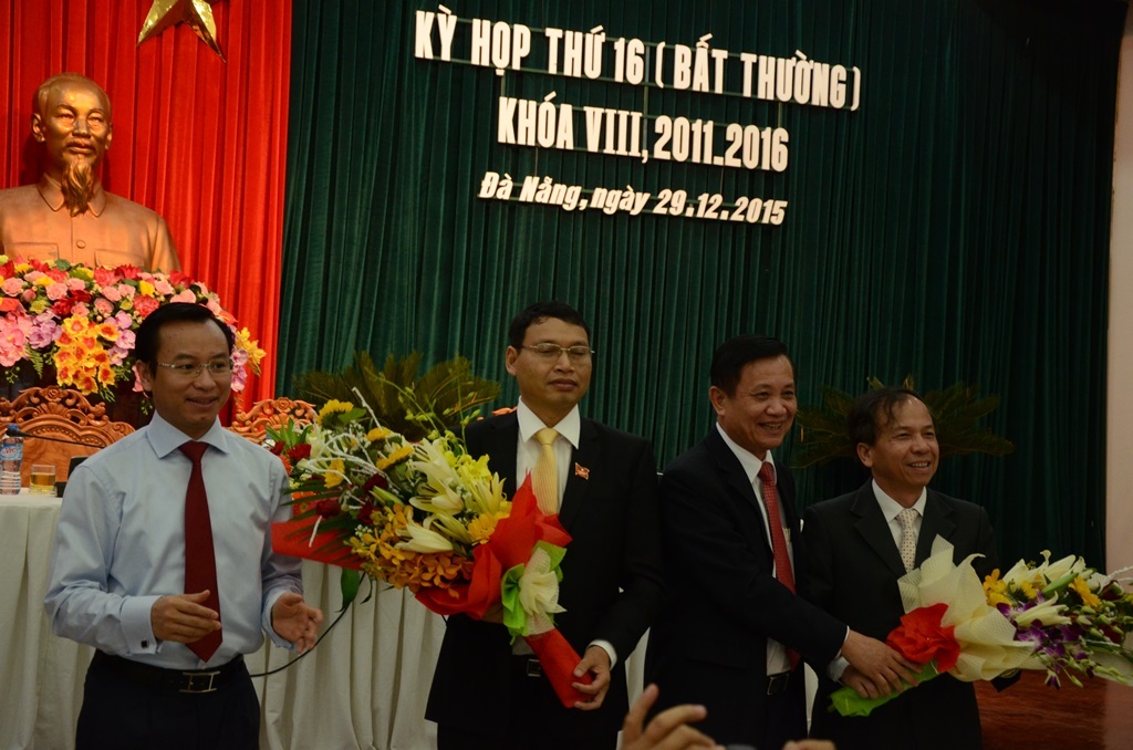 Bí thư Thành ủy Đà Nẵng Nguyễn Xuân Anh và Chủ tịch HĐND Trần Thọ tặng hoa cho ông Hồ Kỳ Minh và ông Võ Duy Khương