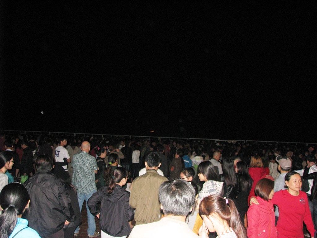 Rất đông người tập trung về Công viên Biển Đông để xem bắn pháo hoa chào mừng năm mới 