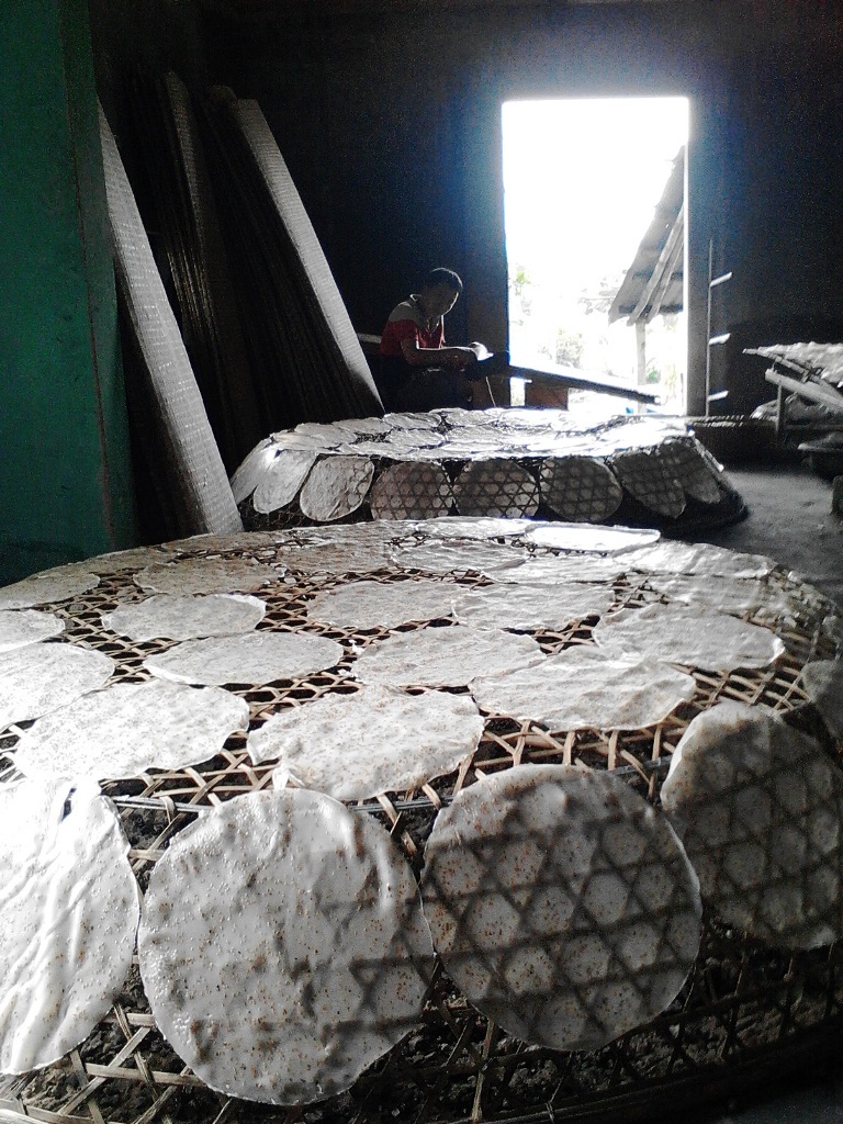 Làng bánh tráng hối hả chạy đua với Tết - 2 Những chiếc bánh sau khi tráng xong được đem ra phơi