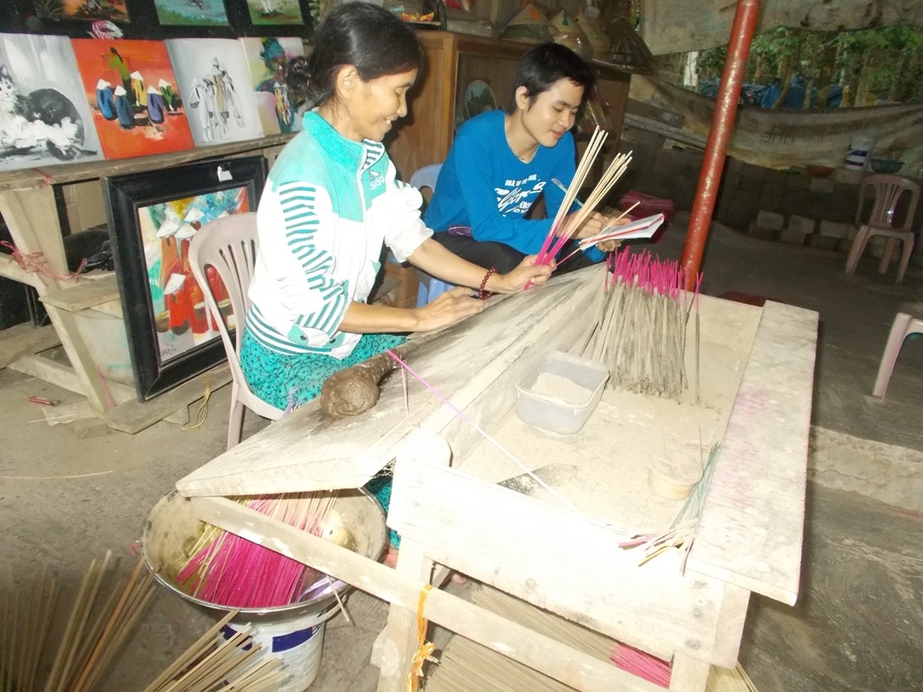 Bà Tuyết tất bật làm hương cho vụ Tết