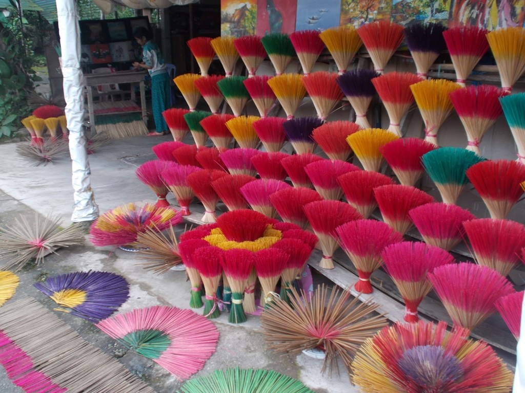 Những cây hương đủ màu sắc hấp dẫn người mua