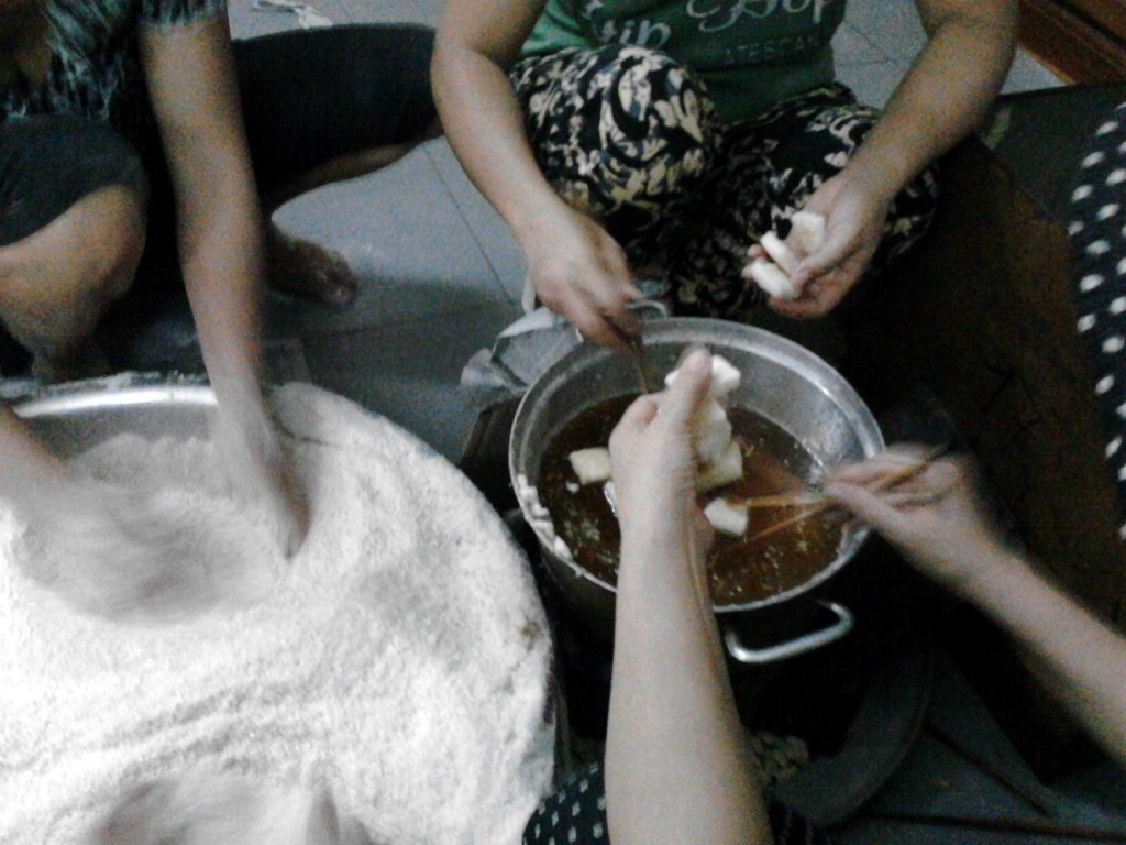 Làng bánh khô mè Cẩm Lệ vào mùa Tết - 3 Công đoạn nhúng bánh