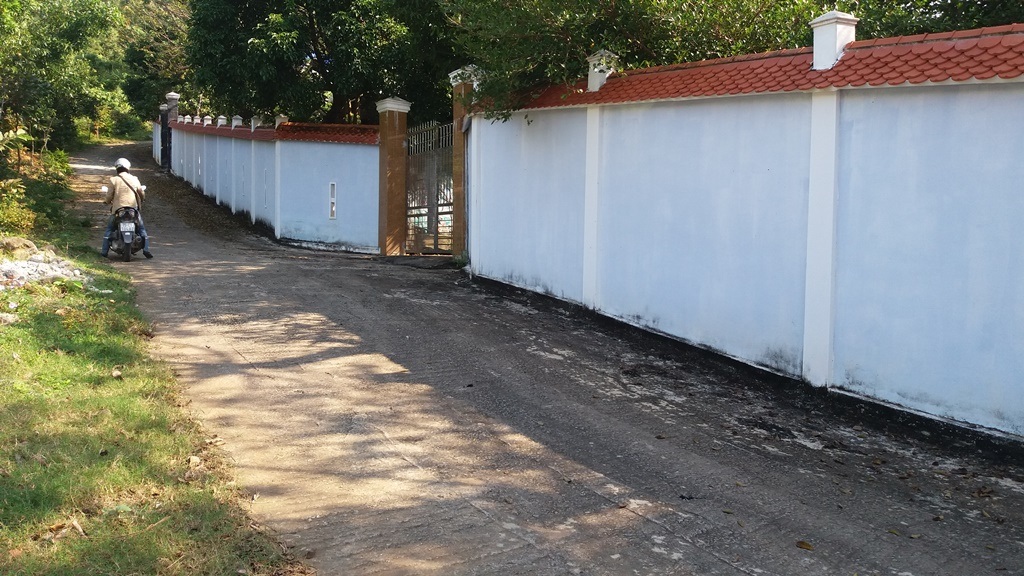 Đến hạn cuối cùng, biệt phủ của đại gia vàng hầu như vẫn còn nguyên - 2 Các cổng phụ vẫn còn nguyên