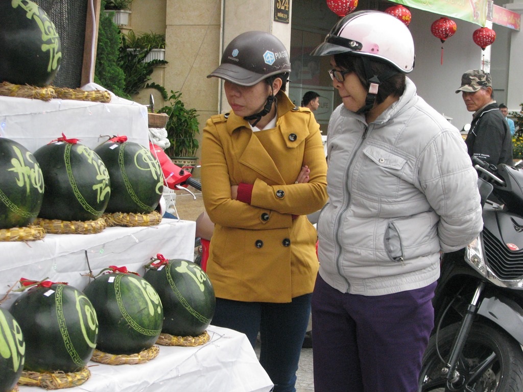Dù không còn mới nhưng những quả dưa này vẫn được nhiều người chọn mua 
