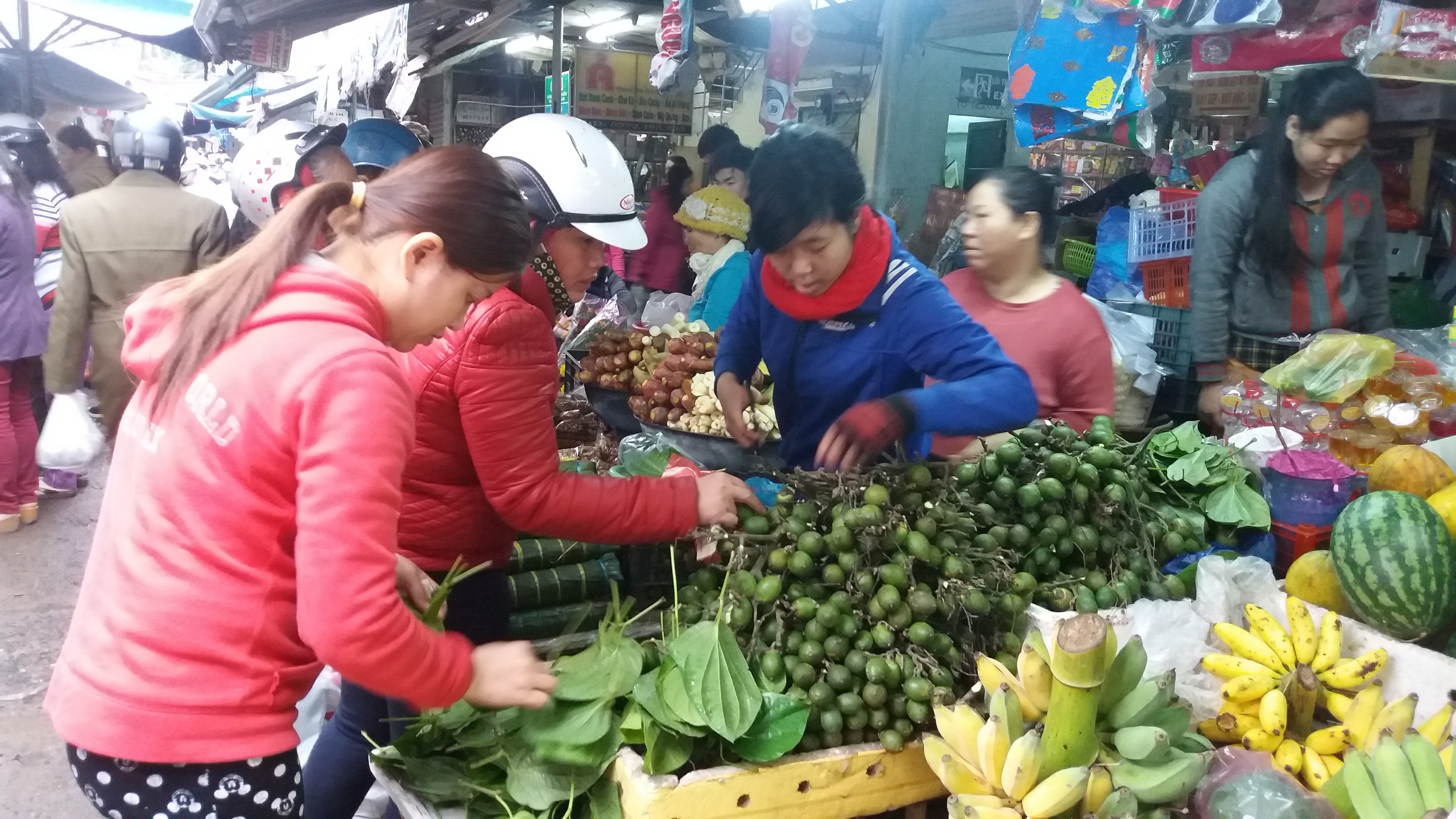 "Mắc kẹt" trong phiên chợ ngày cuối năm - 2 Các mặt hàng đông người mua như trầu cau