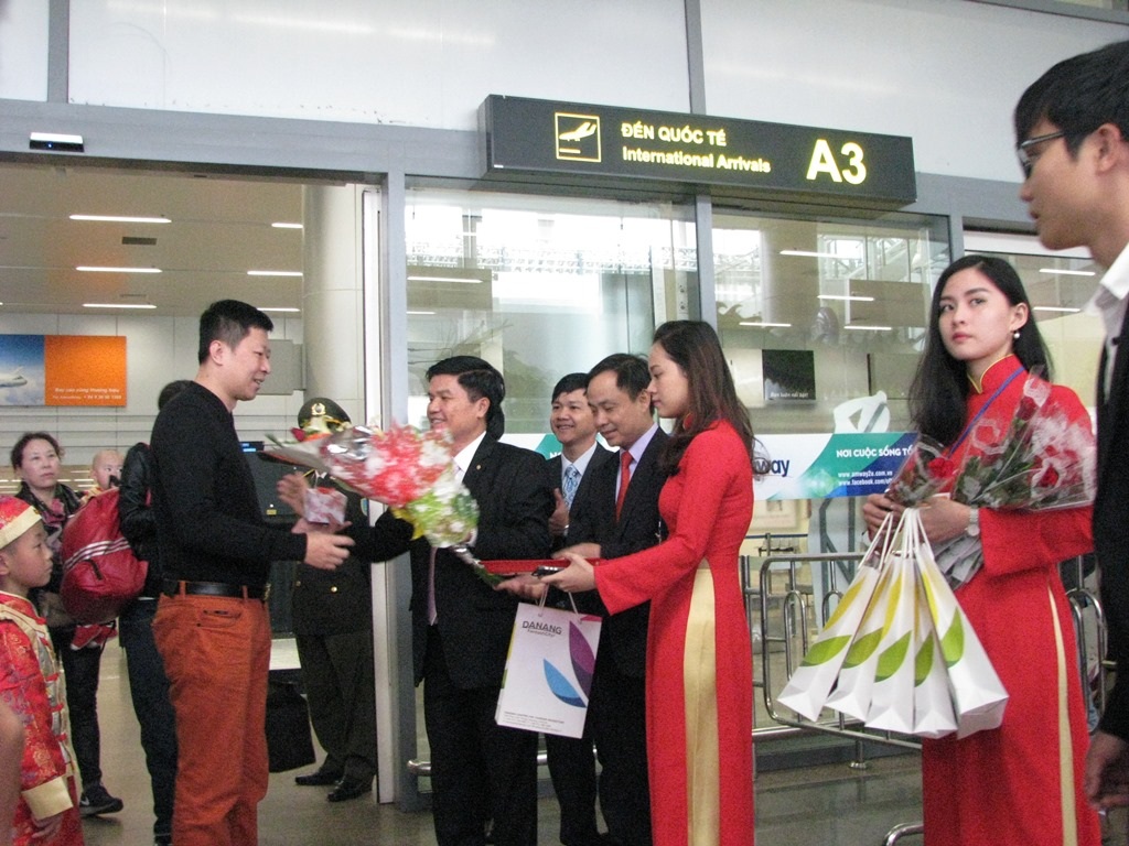 Lãnh đạo Sở Văn hóa, Thể thao và Du lịch Đà Nẵng tặng hoa cho những hành khách đầu tiên xông đất đầu năm