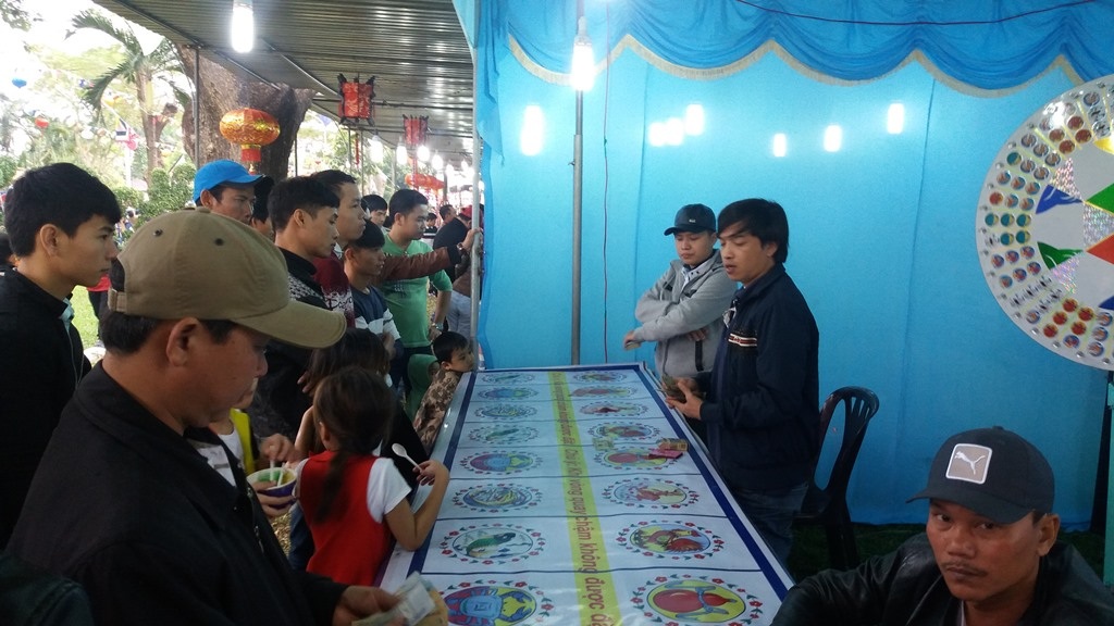 Dòng người đổ về công viên du xuân đầu năm - 2 Những thanh niên hào hứng với các trò chơi lô tô có thưởng