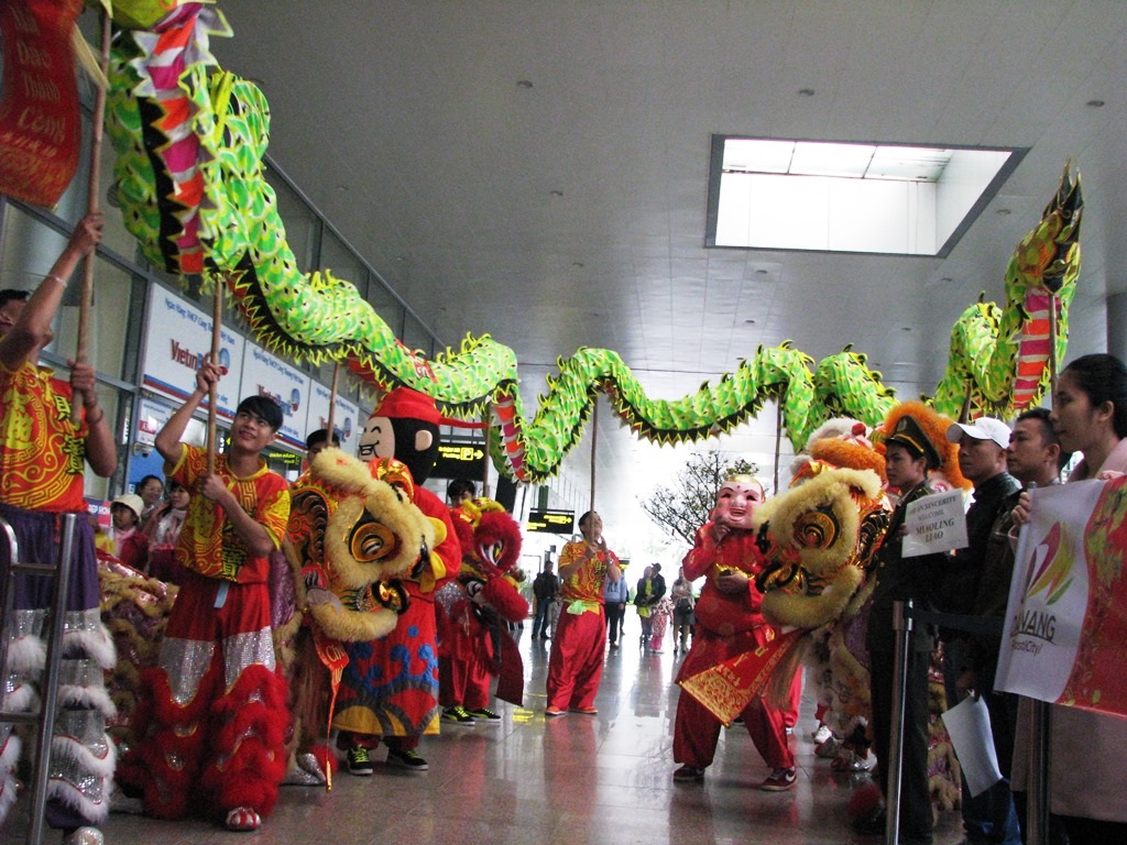 Đội lân, rồng chào đón các hành khách quốc tế xông đất Đà Nẵng