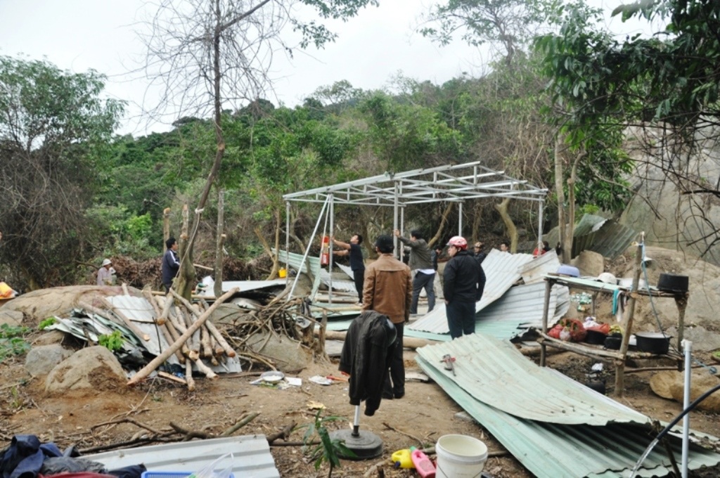 Tháo dỡ lán trại của những người phá rừng 