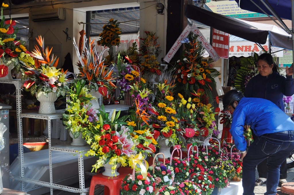Các giỏ hoa có giá dao động từ 100-500 ngàn tùy kích cỡ, loại hoa.