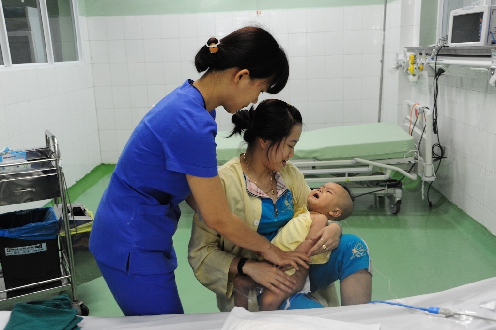 Bệnh nhi Thân Nguyễn Gia Huy bị mắc chứng rối loạn chuyển hoá bẩm sinh đã được các bác sĩ Bệnh viện Phụ sản - Nhi Đà Nẵng cứu thành công