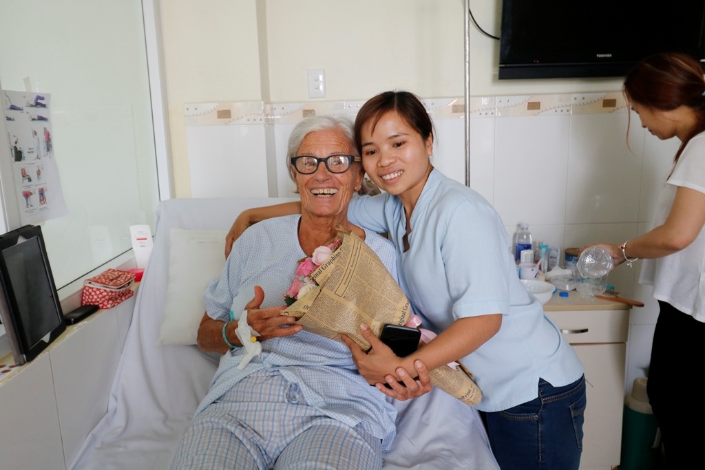 
Chị Nguyễn Thị Thông thăm và tặng hoa chúc mừng bà Vidal N. chuẩn bị được xuất viện.
