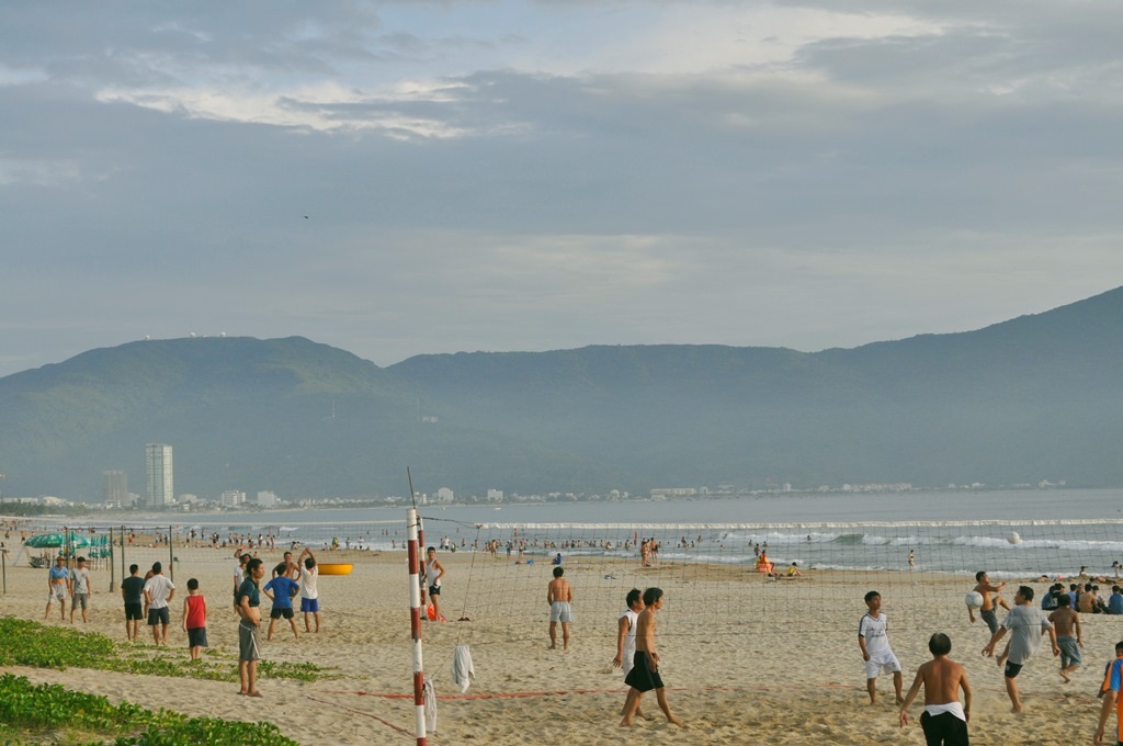 Mới 5h chiều, lượng khách đổ về biển Đà Nẵng đông đúc