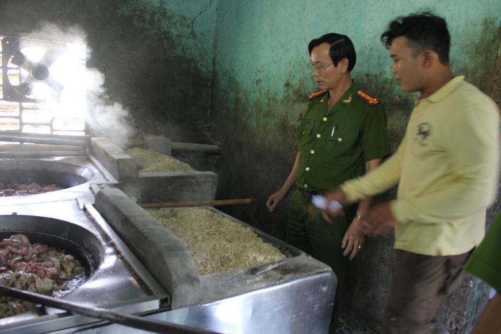 Cơ quan chức năng kiểm tra cơ sở chế biến mỡ lợn 