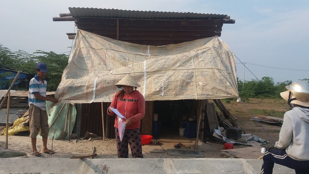 Đập nhà giao mặt bằng, 14 hộ dân phải ở trong... lều - 1
Sau khi đập nhà để bàn giao mặt bằng, gia đình bà Hường phải dựng lều ở tạm