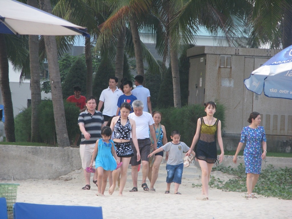 Càng về chiều, người dân và du khách đổ về biển càng đông